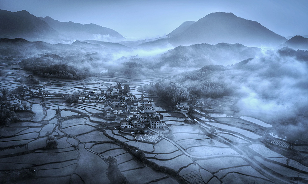 雾霭山居图