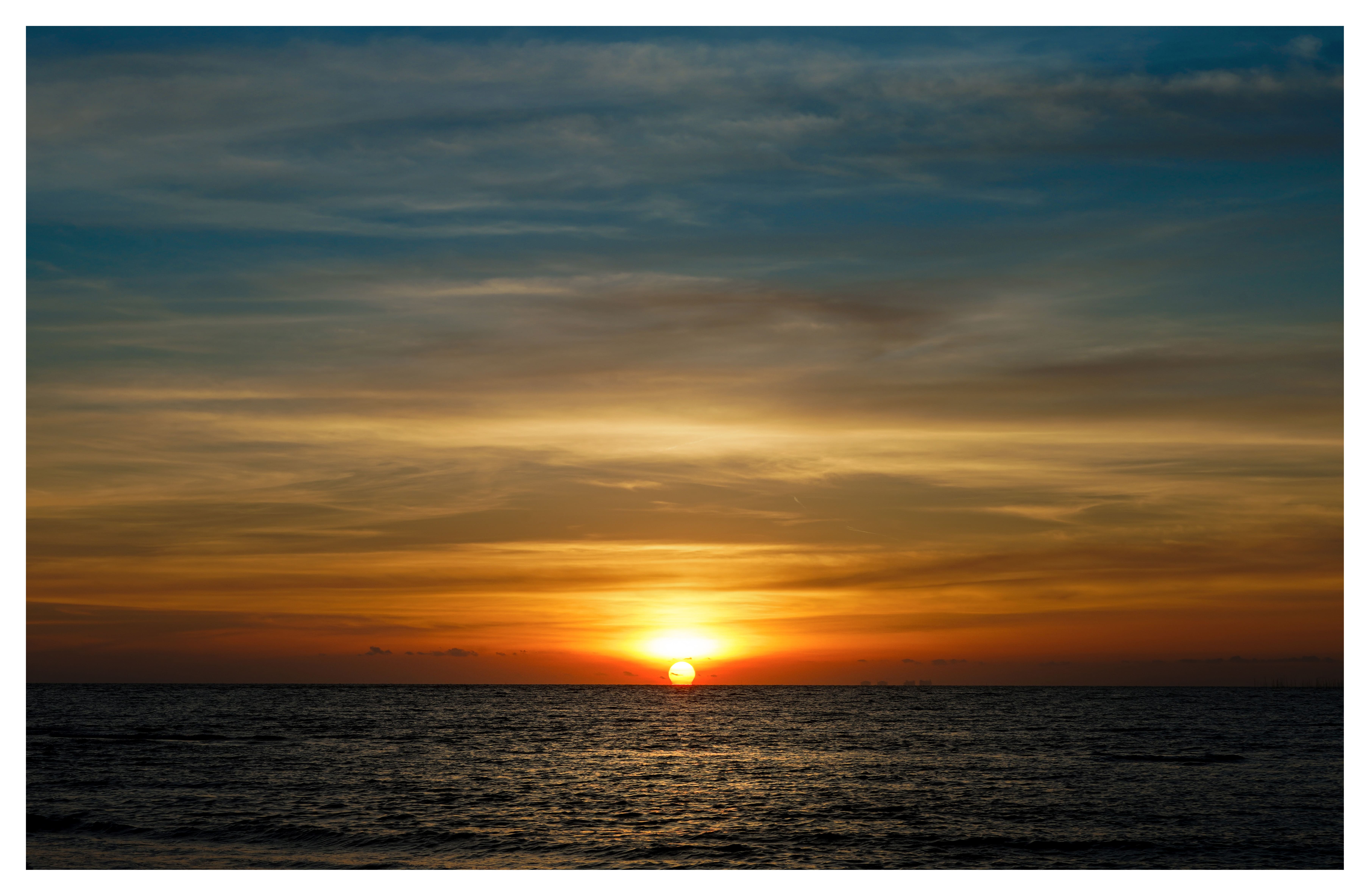 海天一色映余晖