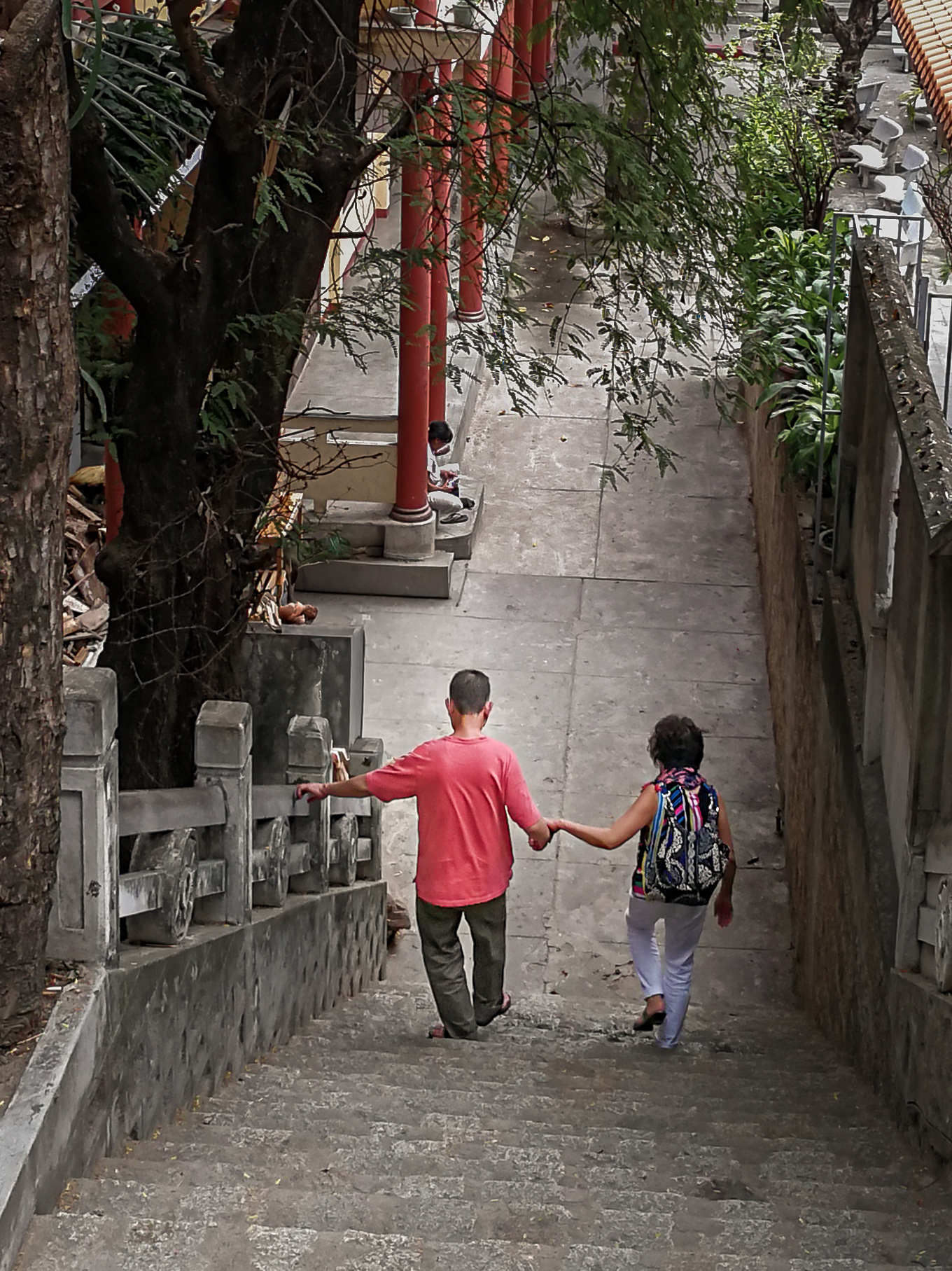 《一路相扶》